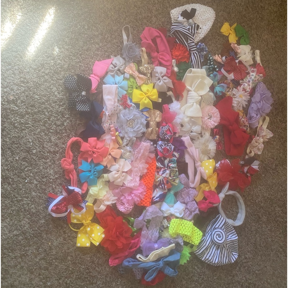 Pre loved hair now lot for infants and toddlers. Bows and head bands a variety.